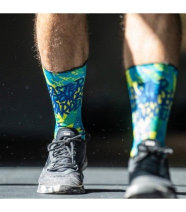 Calcetines Faster Stronger Harder Turquesa | Wabiks - ¡Impulsa tu rendimiento con estilo!