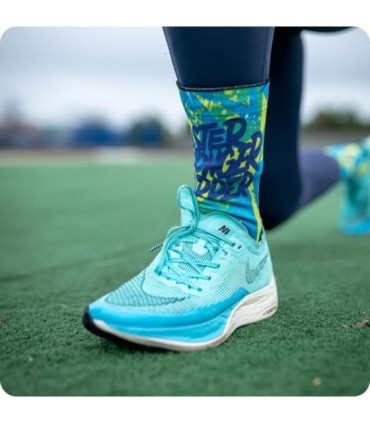 Calcetines Faster Stronger Harder Turquesa | Wabiks - ¡Impulsa tu rendimiento con estilo!
