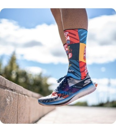 Calcetines Born to Run Azul/Rojo | Wabiks - ¡Corre con estilo y comodidad!
